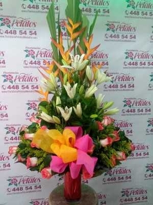 flor-floristeria-petalos-n075-eres-una-persona-muy-especial-siempre-dispuesta-a-brindar-lo-mejor-de-ti-felicidades-en-el-dia-de-la-madre-flor-floristeria-petalos